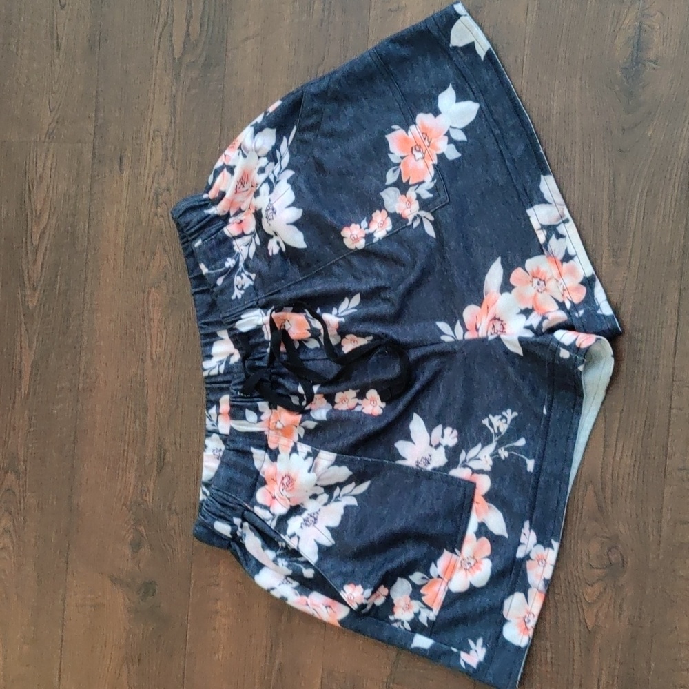 New without tags women's floral shorts size large
